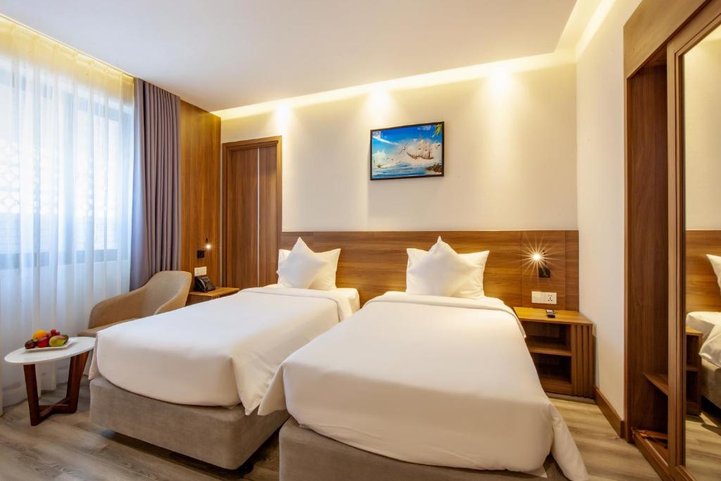 Nếu bạn đang tìm kiếm một nơi để nghỉ ngơi tại Nha Trang, không gì tuyệt vời hơn là Merlot Hotel Nha Trang. Với phòng Deluxe 2 Giường Đơn cao cấp và tiện nghi hiện đại cùng các tiện ích tuyệt vời khác, khách sạn đáp ứng tất cả các nhu cầu của bạn và mang đến cho bạn kỳ nghỉ hoàn hảo nhất.
